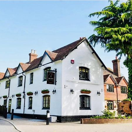 The Nest Hotel & Restaurant ピーターズフィールド エクステリア 写真