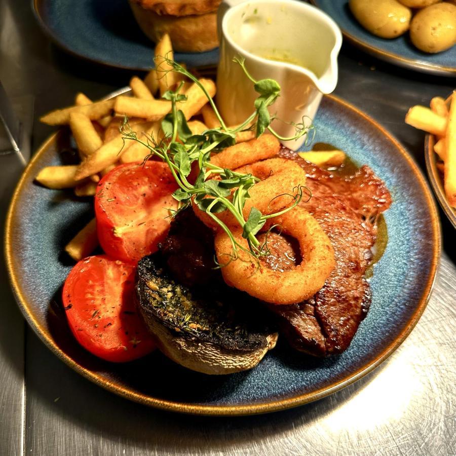 The Nest Hotel & Restaurant ピーターズフィールド エクステリア 写真