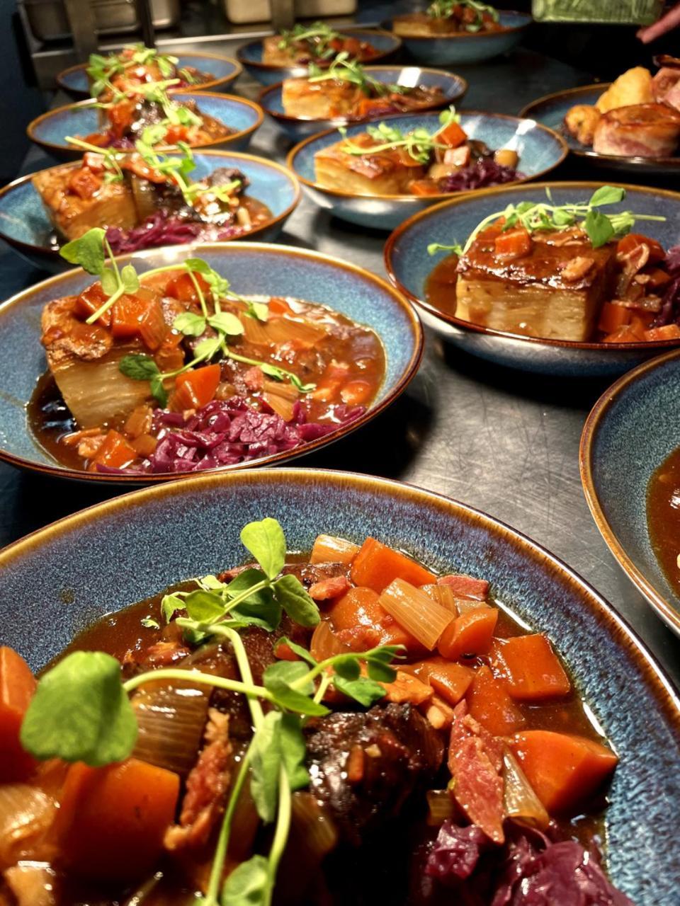 The Nest Hotel & Restaurant ピーターズフィールド エクステリア 写真