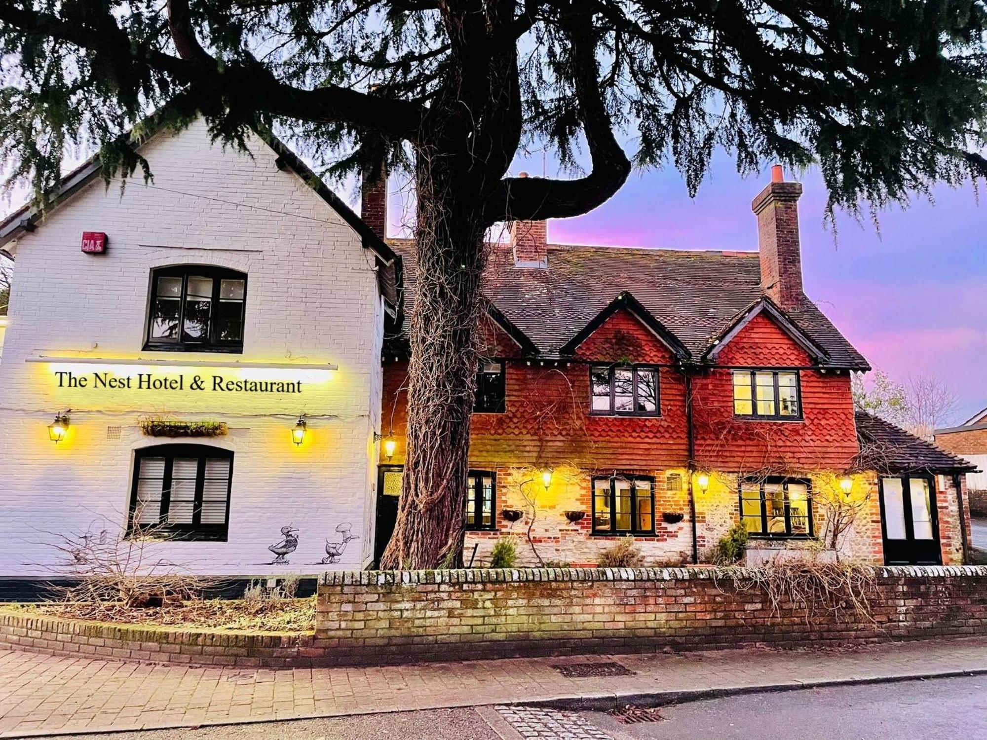 The Nest Hotel & Restaurant ピーターズフィールド エクステリア 写真
